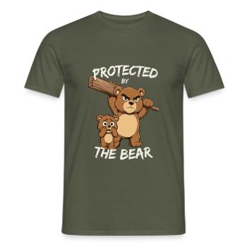Protected by the Bear – Cartoon Design - Männer T-Shirt - Militärgrün - Vorne - AI Model Male 178 light (178cm)