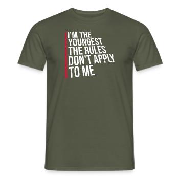 Je suis le plus jeune Les règles ne s’appliquent pas à moi Blague - T-shirt homme - vert militaire - Devant - AI Model Male 178 light (178cm)