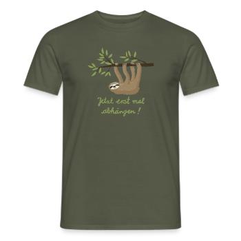 Faultier abhängen 2 - Männer T-Shirt - Militärgrün - Vorne - AI Model Male 178 light (178cm)