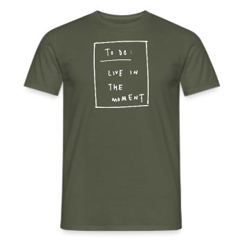 To do liste lebe im Moment lustiges Geschenk - Männer T-Shirt - Militärgrün - Vorne - AI Model Male 178 light (178cm)