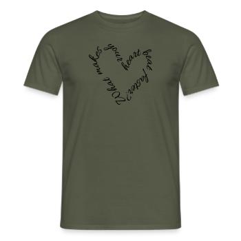 Qu’est-ce qui fait battre votre cœur plus vite? - T-shirt homme - vert militaire - Devant - AI Model Male 178 light (178cm)