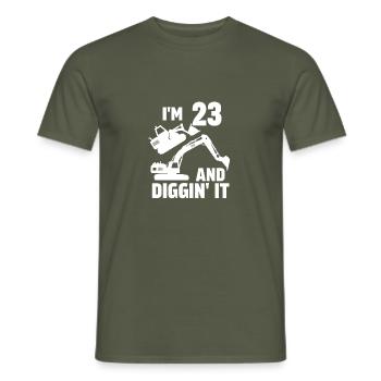Ich bin 23 und Diggin' It - Männer T-Shirt - Militärgrün - Vorne - AI Model Male 178 light (178cm)