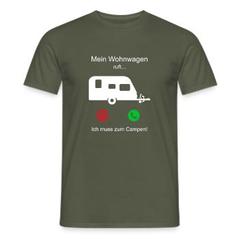 Mein Wohnwagen ruft - ich muss zum campen - Männer T-Shirt - Militärgrün - Vorne - AI Model Male 178 light (178cm)