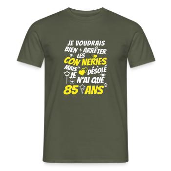 conneries 85 ans / cadeau anniversaire 85 ans - T-shirt homme - vert militaire - Devant - AI Model Male 178 light (178cm)