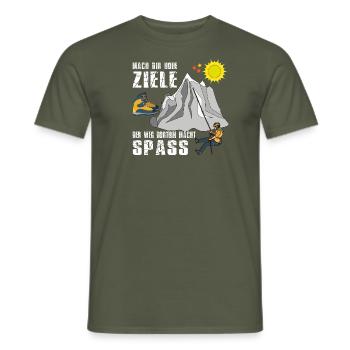 Das Ziel Berg, der Weg Spass! Wander u.Bergsteiger - Männer T-Shirt - Militärgrün - Vorne - AI Model Male 178 light (178cm)