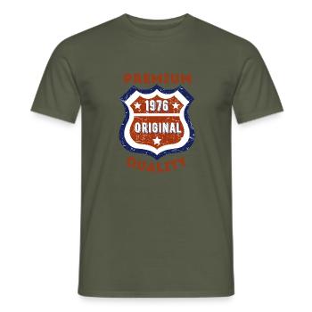 Qualité premium 1976 - T-shirt homme - vert militaire - Devant - AI Model Male 178 light (178cm)