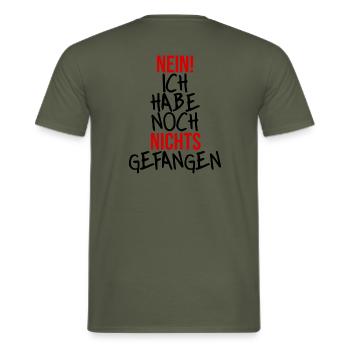 Nein Ich Habe Noch Nichts Gefangen Angeln - Männer T-Shirt - Militärgrün - Hinten - AI Model Male 178 light (178cm)