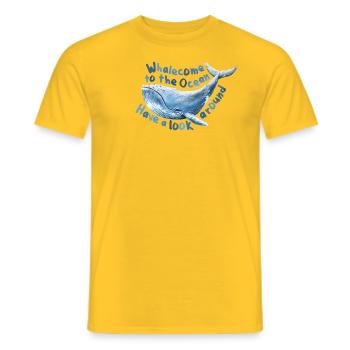 Baleinevenir à l’océan. Jetez un coup d’œil autour de vous. - T-shirt homme - jaune - Devant - AI Model Male 178 dark (178cm)