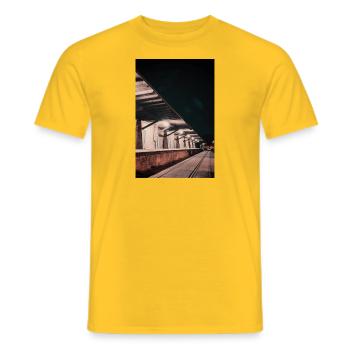 Fischereihafen Rostock - Männer T-Shirt - Gelb - Vorne - AI Model Male 178 dark (178cm)