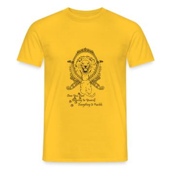 Katze im Spiegel Löwe Spiegelbild Illustration - Männer T-Shirt - Gelb - Vorne - AI Model Male 178 dark (178cm)