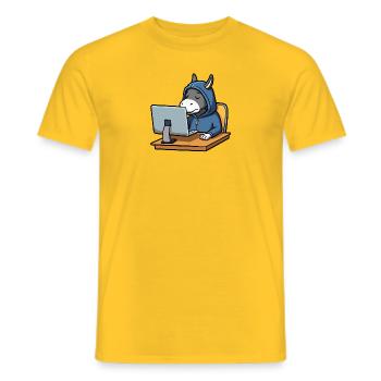 Niedlicher Hacker Esel schläft im Hoodie vorm PC - Männer T-Shirt - Gelb - Vorne - AI Model Male 178 dark (178cm)