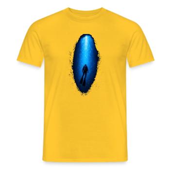 Plongeurs en haute mer dans l’océan bleu pour les amateurs de plongée - T-shirt homme - jaune - Devant - AI Model Male 178 dark (178cm)