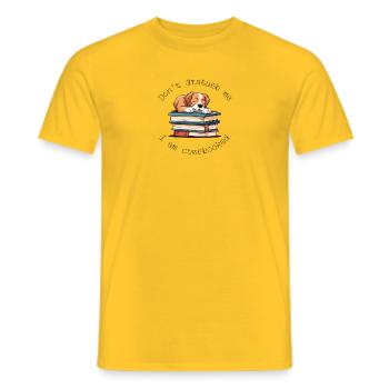 I am Overbooked Hunde Bücher lustiges Design - Männer T-Shirt - Gelb - Vorne - AI Model Male 178 dark (178cm)