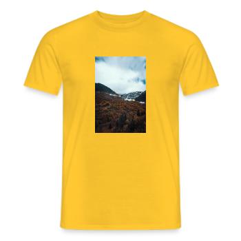 Zauberhafte Winternacht - Männer T-Shirt - Gelb - Vorne - AI Model Male 178 dark (178cm)