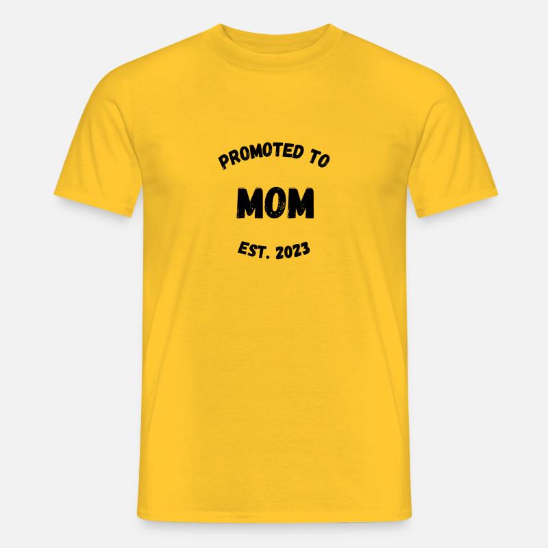 Zur Mama befördert - Männer T-Shirt - Gelb