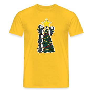 Pingouins décorant le sapin de Noël - T-shirt homme - jaune - Devant - AI Model Male 178 dark (178cm)