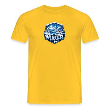Winterabenteuer Bergsee - Männer T-Shirt - Gelb - Vorne - AI Model Male 178 dark (178cm)