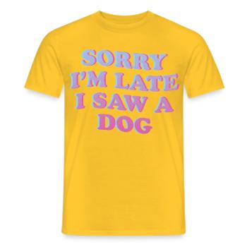 Désolé, je suis en retard – Déclaration amusante de chien - T-shirt homme - jaune - Devant - AI Model Male 178 dark (178cm)