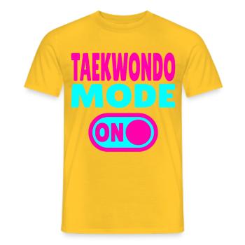 Mode Taekwondo activé – Puissance pour les amateurs d’arts martiaux - T-shirt homme - jaune - Devant - AI Model Male 178 dark (178cm)