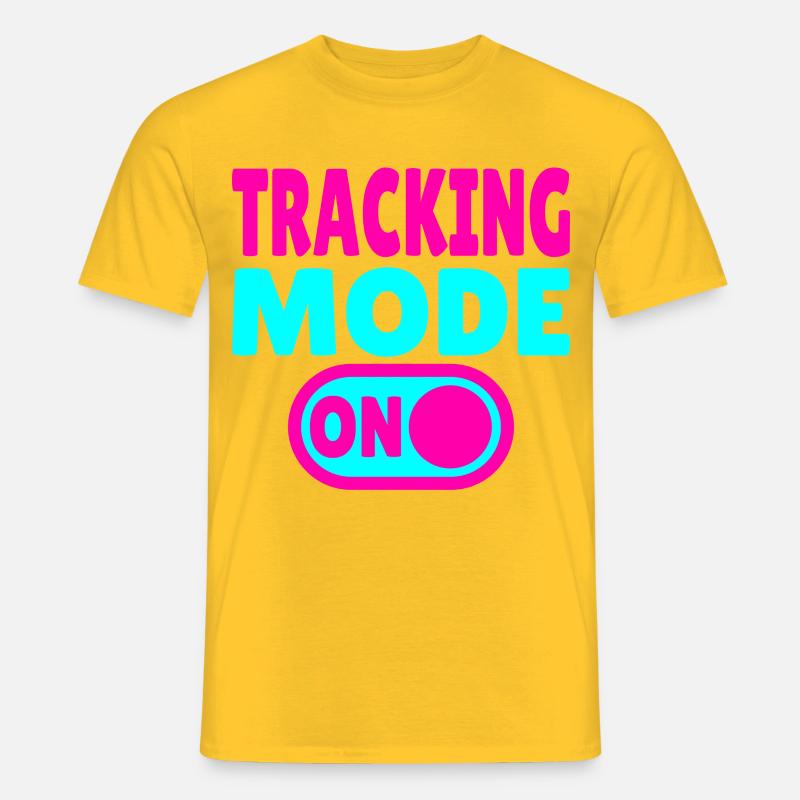 Tracking Mode ON – Abenteuer auf Spurensuche - Männer T-Shirt - Gelb