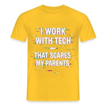 I Work With Tech That Scares My Parents Informatik - Männer T-Shirt - Gelb - Vorne - AI Model Male 178 dark (178cm)