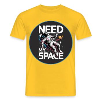 Need My Space Astronaut - Männer T-Shirt - Gelb - Vorne - AI Model Male 178 dark (178cm)