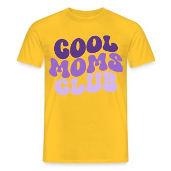 Cool Moms Club - Muttertag Mama Geschenk - Männer T-Shirt - Gelb - Vorne - AI Model Male 178 dark (178cm)