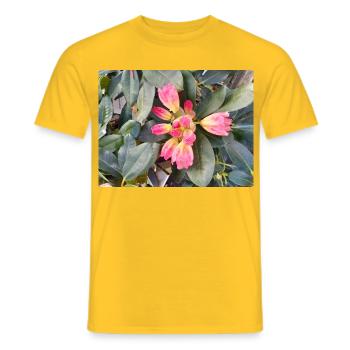 Orange-rosa Blüten auf grünem Laub - Männer T-Shirt - Gelb - Vorne - AI Model Male 178 dark (178cm)