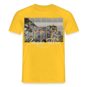 Cinque Terre Vernazza in Italien Vintage Souvenir - Männer T-Shirt - Gelb - Vorne - AI Model Male 178 dark (178cm)