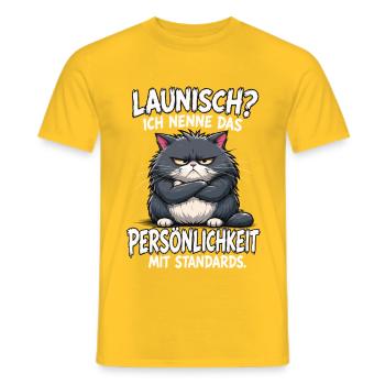 Launisch Persönlichkeit Mit Standards Katze Spruch - Männer T-Shirt - Gelb - Vorne - AI Model Male 178 dark (178cm)
