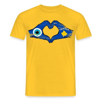 Mains du drapeau du Kosovo Nazar en forme de cœur utilisées - T-shirt homme - jaune - Devant - AI Model Male 178 dark (178cm)