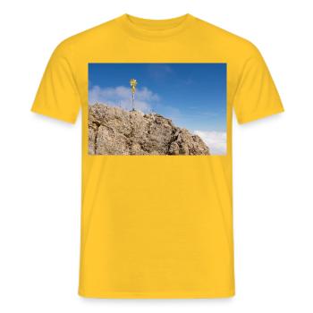 Summit Cross on the Zugspitze - Männer T-Shirt - Gelb - Vorne - AI Model Male 178 dark (178cm)
