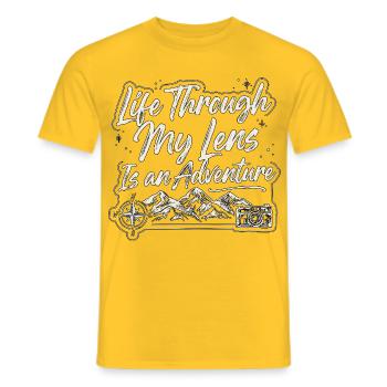 Travel Photographer Life Through My Lens Cameraman - Männer T-Shirt - Gelb - Vorne - AI Model Male 178 dark (178cm)