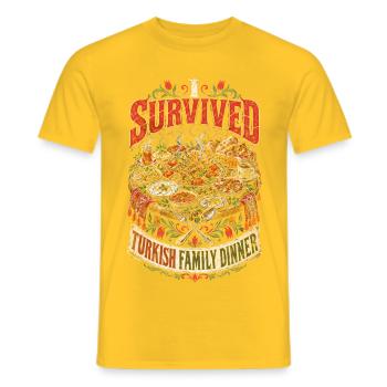 Türkei Türkiye I Survived Turkish Family Dinner - Männer T-Shirt - Gelb - Vorne - AI Model Male 178 dark (178cm)