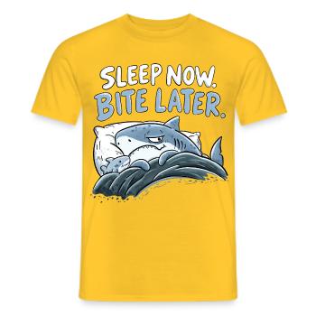 Sleep Now Bite Later Hai Schlaf Humor Haifamilie - Männer T-Shirt - Gelb - Vorne - AI Model Male 178 dark (178cm)