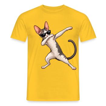 Dabbing Cornish Rex – Coole Lockenkatze - Männer T-Shirt - Gelb - Vorne - AI Model Male 178 dark (178cm)