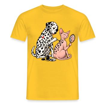 Dalmatiner und Sphynx-Katze beim Tätowieren - Männer T-Shirt - Gelb - Vorne - AI Model Male 178 dark (178cm)