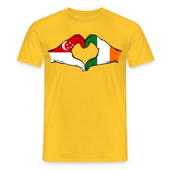 Singapur Irland Flagge Hände Herzform - Männer T-Shirt - Gelb - Vorne - AI Model Male 178 dark (178cm)
