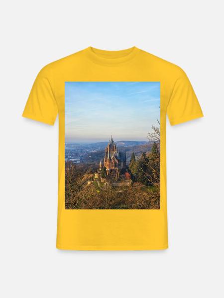 Schloss Drachenburg am Hang im Abendlicht  - Männer T-Shirt - Gelb