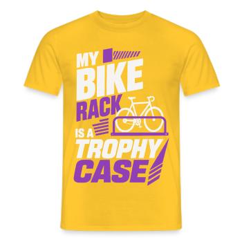 My Bike Rack Is a Trophy Case – Fahrrad Humor - Männer T-Shirt - Gelb - Vorne - AI Model Male 178 dark (178cm)