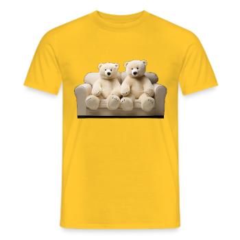 Zwei glückliche Eis-Teddybären auf dem Sofa - Männer T-Shirt - Gelb - Vorne - AI Model Male 178 dark (178cm)
