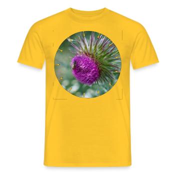 Die Distelblüte wird oft als Unkraut verschrien - Männer T-Shirt - Gelb - Vorne - AI Model Male 178 dark (178cm)
