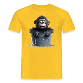 Ein Affe, der im Wasserfass sitzt - Männer T-Shirt - Gelb - Vorne - AI Model Male 178 dark (178cm)