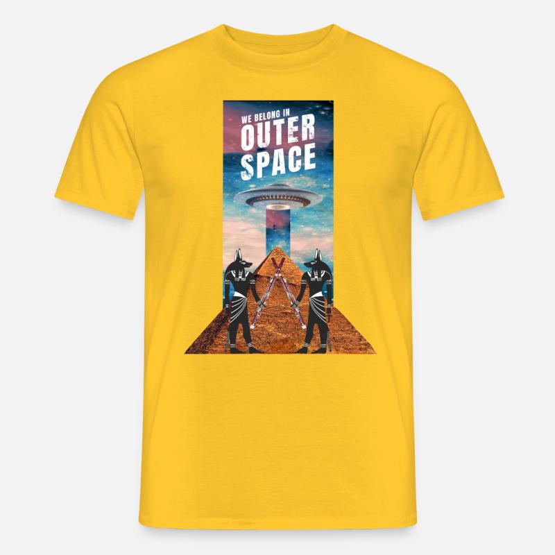 Anubis mit Fagott vor einer Pyramide mit UFO. - Männer T-Shirt - Gelb