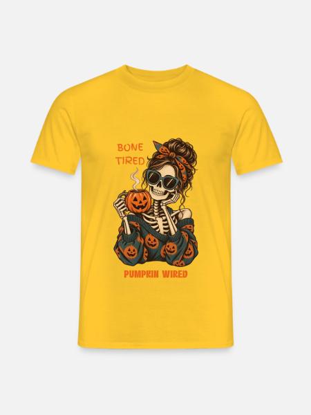 Knochenmüde, mit Kürbis verdrahtetes Halloween-Skelett - Männer T-Shirt - Gelb