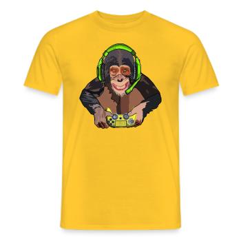 Affe mit Kontroller am Zocken - Gamer - Zocker - Männer T-Shirt - Gelb - Vorne - AI Model Male 178 dark (178cm)