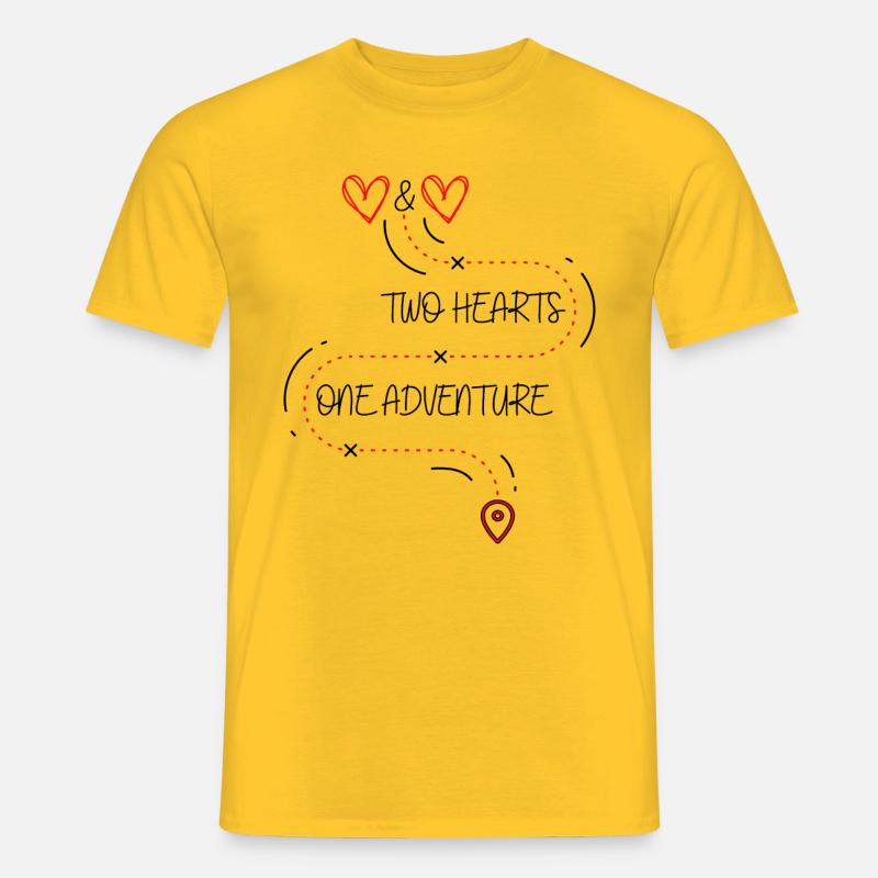 Zwei Herzen, eine Reise – Unendlich vereint - Männer T-Shirt - Gelb