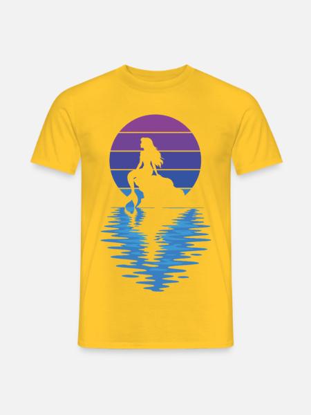 Silhouette des Sonnenuntergangs der Meerjungfrau über Wasser - Männer T-Shirt - Gelb