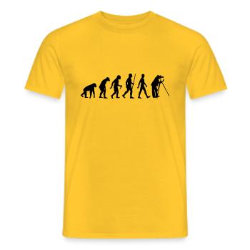 Evolution Fotograf - Männer T-Shirt - Gelb - Vorne - AI Model Male 178 dark (178cm)