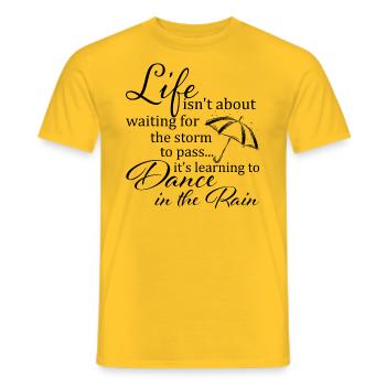 "Dance in the Rain" Inspirierendes Lebenszitat Kunst - Männer T-Shirt - Gelb - Vorne - AI Model Male 178 dark (178cm)